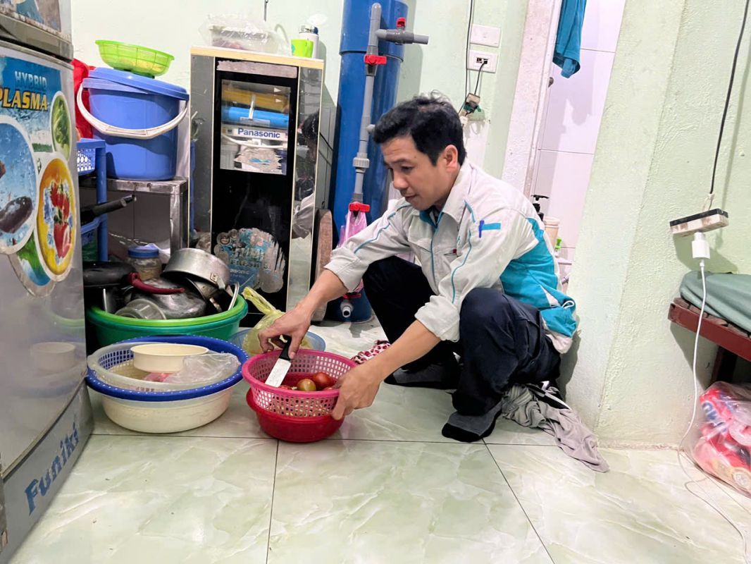 Anh Nguyễn Hữu Hậu chuẩn bị nấu bữa tối tại nhà trọ. Ảnh: Minh Hương