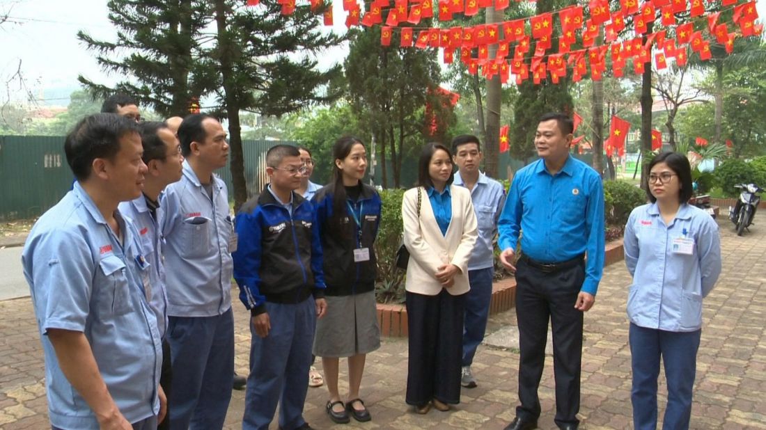 Mr. Nguyen Dinh Thang (2nd from right) with Trade Union officials and workers at the polling station of the Workers' Housing Area in Thien Loc commune, Hanoi City. Photo: Character provided