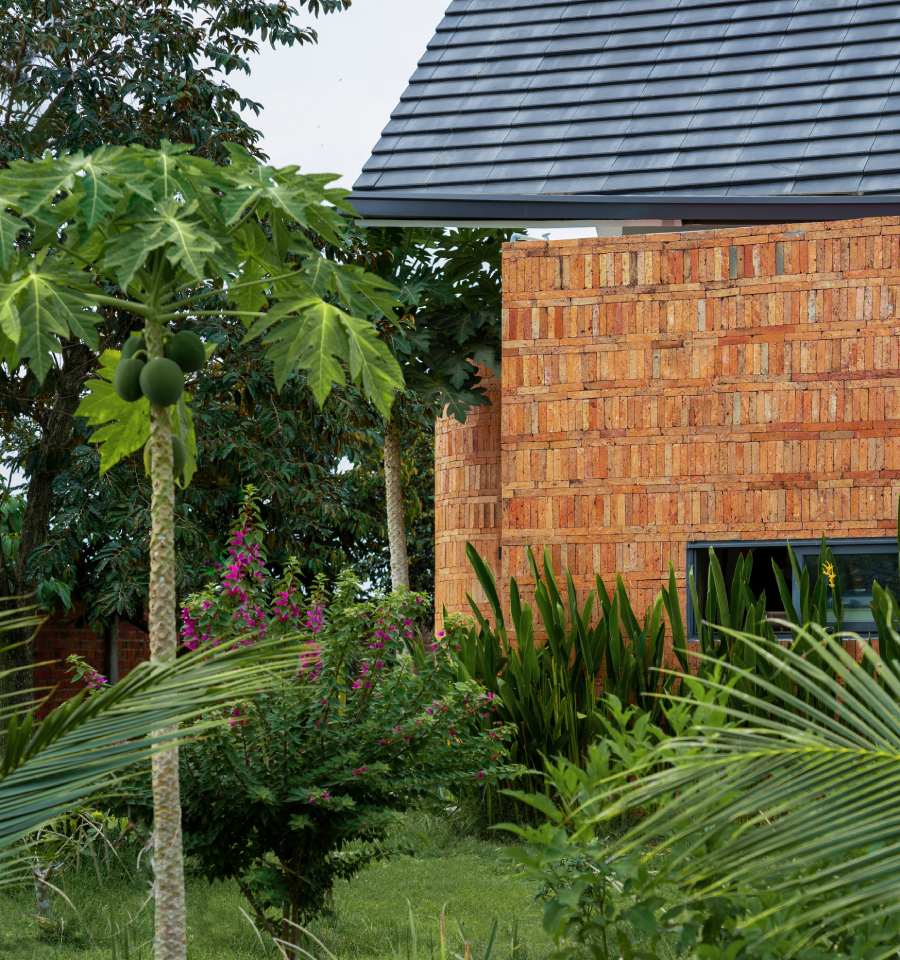 Tường đỏ, đá mài và cây xanh tạo nên một tổng thể hài hòa. Ảnh: Nguyễn Toàn
