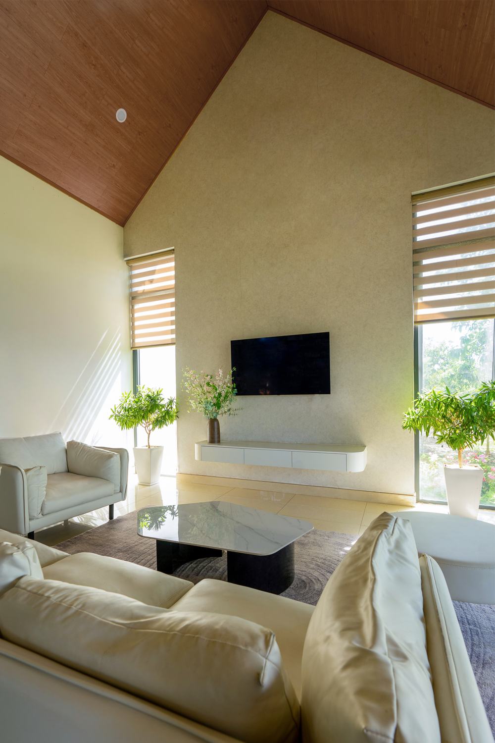 Thiết kế tập trung vào tính mở, sự lưu thông không khí và cảm giác nhẹ nhàng trong cách tổ chức hình khối. 