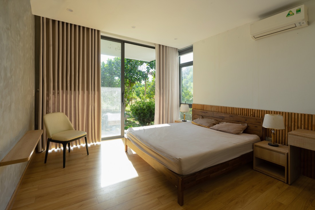 Các không gian riêng tư như phòng ngủ được bố trí lùi về phía sau nhằm đảm bảo sự tách biệt và yên tĩnh.