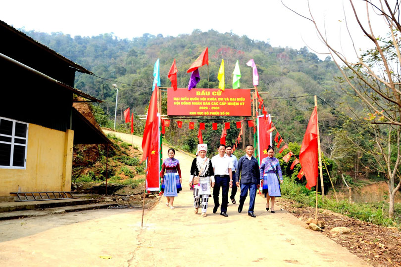 Điểm bầu cử ở thôn Lũng Pô, xã A Mú Sung được trang hoàng đẹp, trang nghiêm phục vụ ngày bầu cử sắp tới  