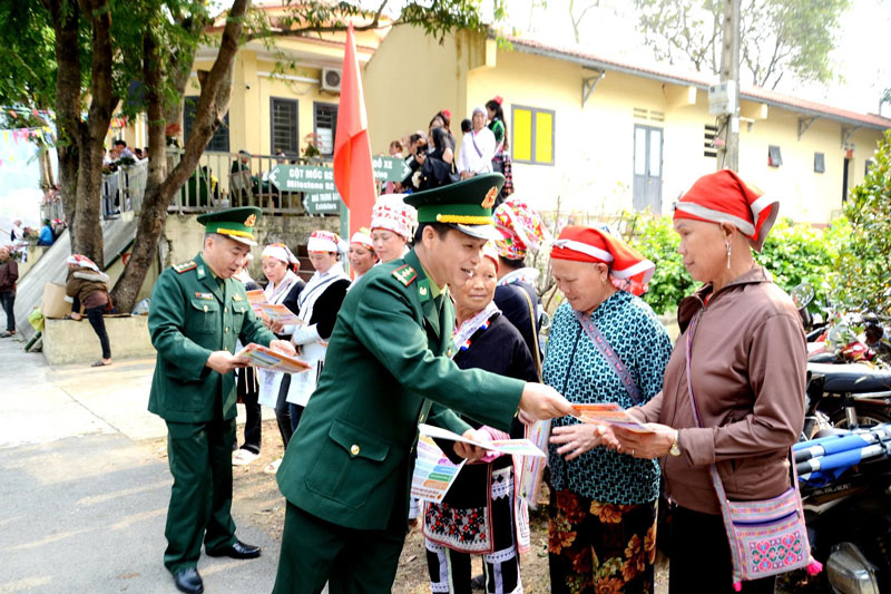 Bộ đội biên phòng Đồn A Mú Sung phát tờ rơi tuyên truyền về bầu cử cho đồng bào dân tộc Dao ở địa phương  