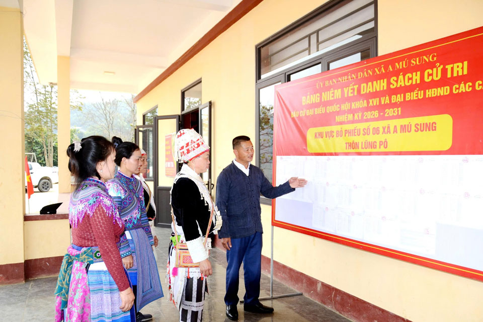 Bí thư Chi bộ thôn Lũng Pô Ma Seo Lằng cùng bà con trong thôn xem danh sách cử tri tại khu vực bầu cử số 6, xã A Mú Sung (Lào cai)  