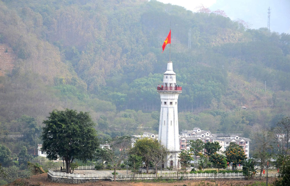 Cờ Tổ quốc bay phấp phới trên cột cờ Lũng Pô