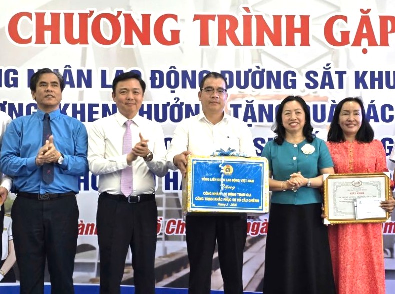 La vice-présidente permanente de la Confédération générale du travail du Vietnam, Thái Thu Xương (deuxième à partir de la droite), ainsi que les dirigeants de la Société générale des chemins de fer du Vietnam et du Syndicat des chemins de fer du Vietnam, offrent des cadeaux aux collectifs participant à la réparation de l'incident de la barge heurtant la poutre de Cầu Ghềnh. Photo: Nam Dương