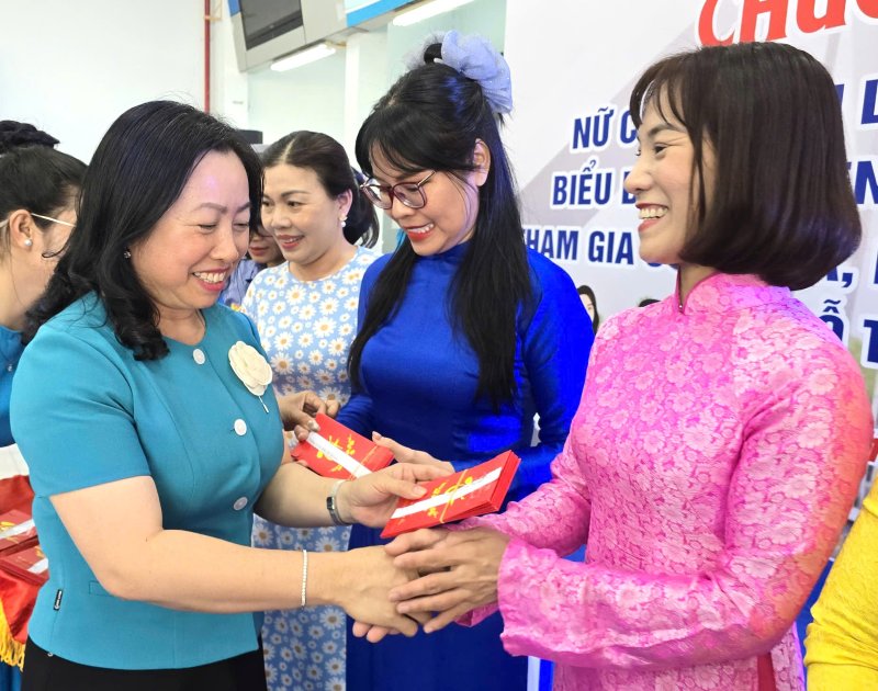 Phó Chủ tịch thường trực Tổng LĐLĐ Việt Nam Thái Thu Xương tặng quà các nữ công nhân lao động trực tiếp ngành đường sắt khu vực Sài Gòn. Ảnh: Nam Dương