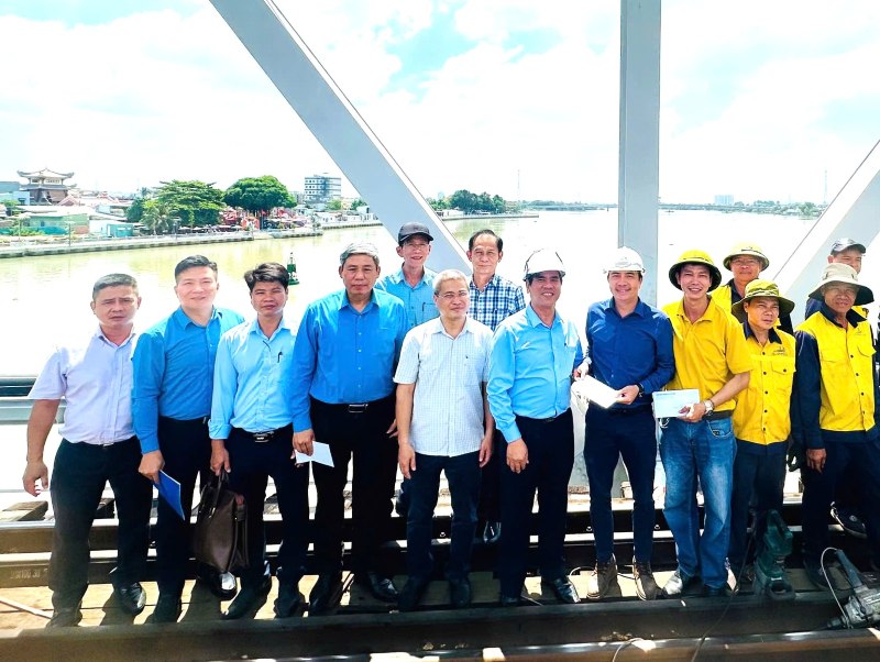 Chủ tịch Công đoàn Đường sắt Việt Nam Hà Trọng Thắng (thứ 6 từ trái qua) thăm hỏi, động viên công nhân lao động tham gia khắc phục sự cố Cầu Ghềnh (tỉnh Đồng Nai). Ảnh: Đức Long
