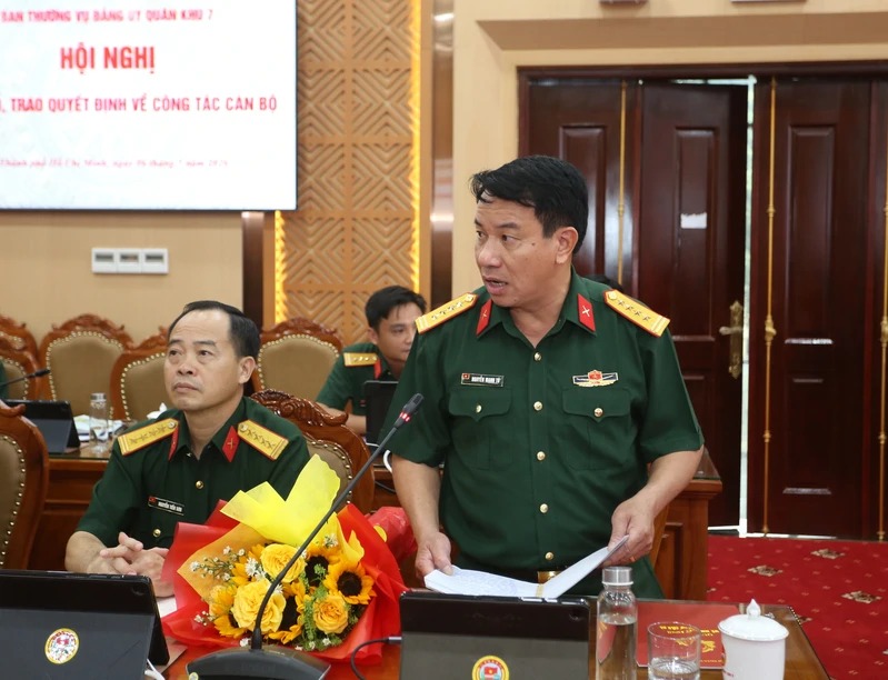 Đại tá Nguyễn Mạnh Tú - Phụ trách Hiệu trưởng Trường Thiếu sinh quân miền Nam phát biểu tại hội nghị. Ảnh: Quân khu 7