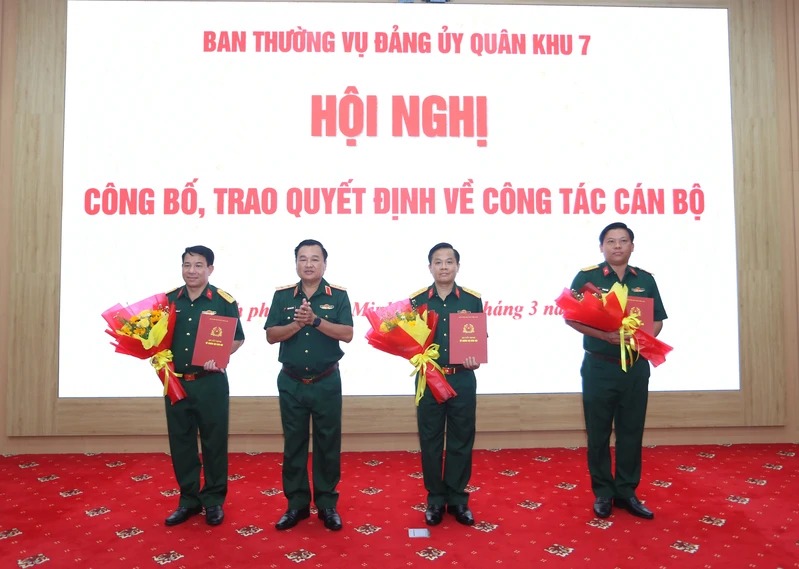 Lieutenant General Tran Vinh Ngoc - Secretary of the Party Committee, Political Commissar of Military Region 7 presents decisions and flowers to congratulate army officers receiving new assignments. Photo: Military Region 7