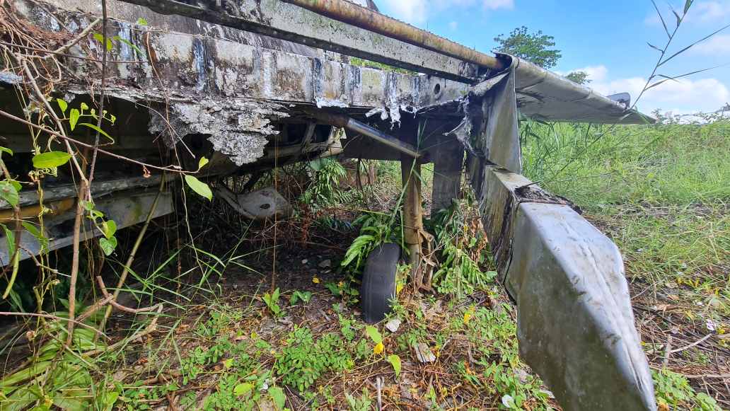 Chiếc máy bay MIG-21 đã bị hư hỏng do nhiều năm không ai quản lý. Ảnh: Nhật Hồ.