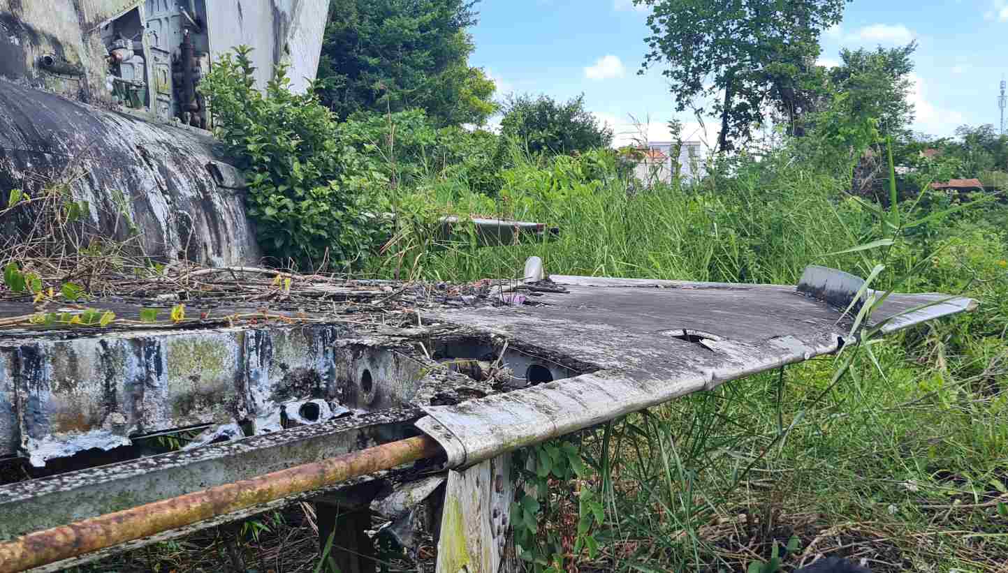 Chiếc máy bay MIG-21 tại Cà Mau bỏ quên nhiều năm nay đã hư hỏng. Ảnh: Nhật Hồ.