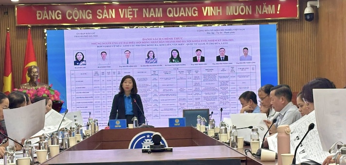 Le syndicat du quartier de Dong Da organise une table ronde sur les biographies des candidats aux élections législatives de la XVIe législature et des conseils populaires à tous les niveaux pour le mandat 2026-2031. Photo: CĐCS