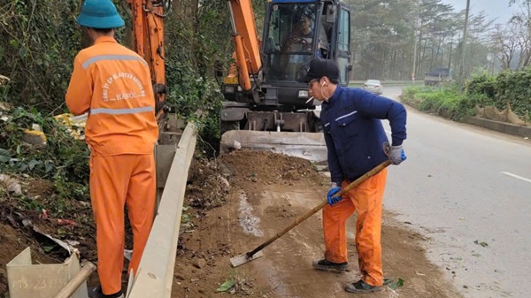 Ra quân dọn vệ sinh, chỉnh trang đô thị. Ảnh: Minh Hạnh 