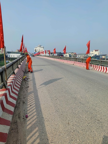 Công ty CP Quản lý và xây dựng Đường bộ I Hà Tây triển khai vệ sinh cầu phùng xá, tuyến QL21b địa bàn xã Vân Đình, TP Hà Nội. Ảnh: Xuân Anh