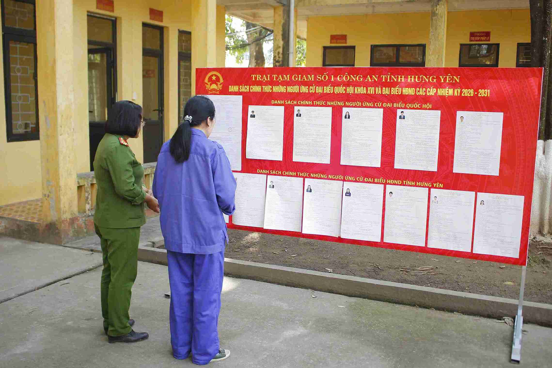 Cán bộ Trại tạm giam số 1 (Công an tỉnh Hưng Yên) phổ biến thông tin về cuộc bầu cử cho “cử tri đặc biệt”. Ảnh: Mai Hương