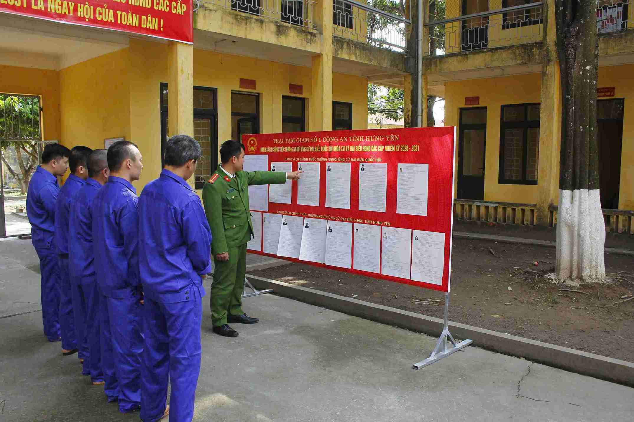 Les gardiens de prison sensibilisent aux dispositions légales relatives aux élections pour les personnes détenues et en détention provisoire. Photo: Mai Hương