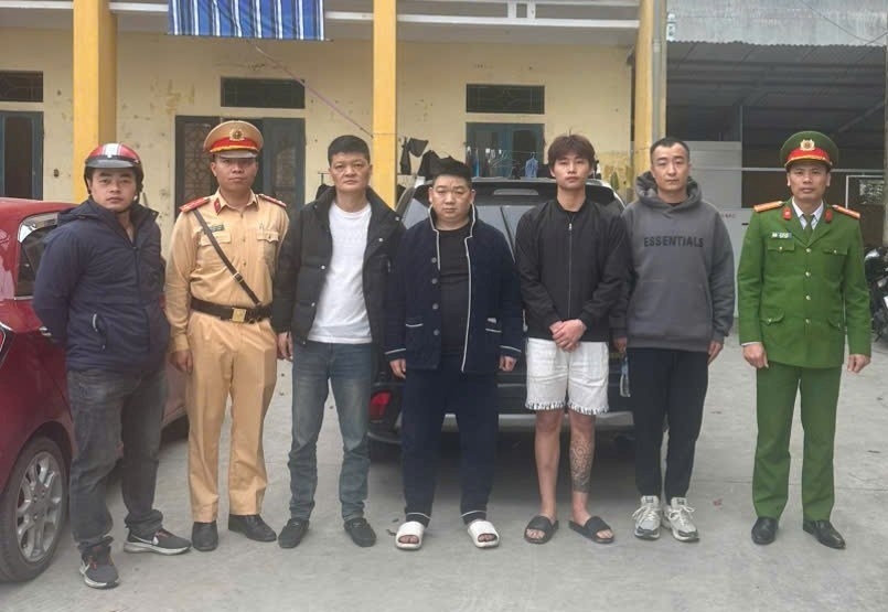 Các đối tượng tại Công an xã Thanh Miện. Ảnh: Phòng CSGT Công an Hải Phòng
