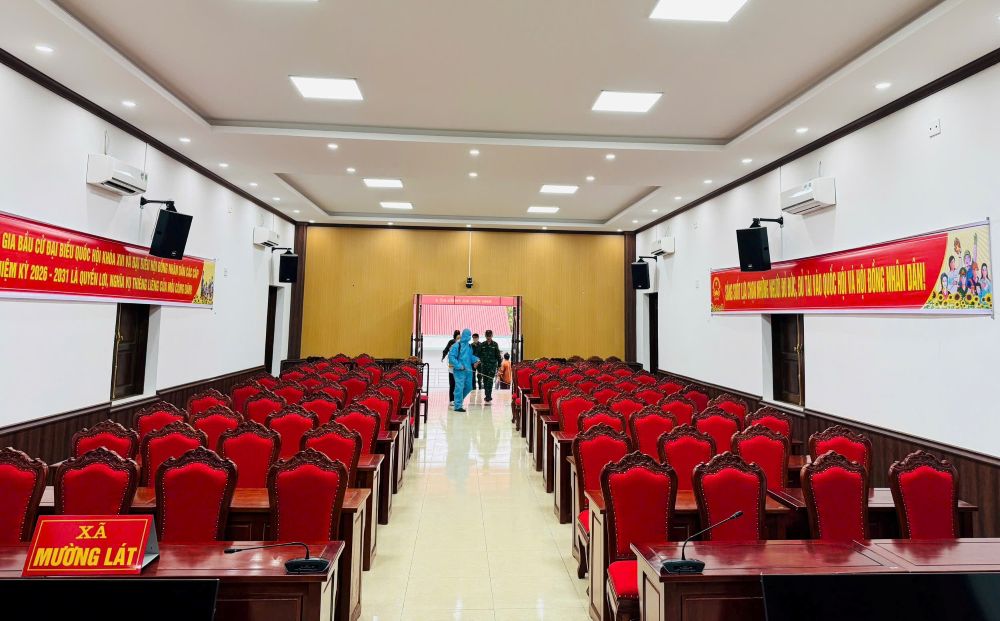 Cán bộ y tế xã Mường Lát (Thanh Hóa) phun thuốc khử khuẩn tại khu vực bầu cử. Ảnh: Hồ Thủy