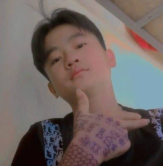 Le petit Vừ A Dua, de la commune de Tủa Thàng, province de Điện Biên, a quitté la maison il y a plusieurs jours et n'est pas revenu. Photo: Police fournie