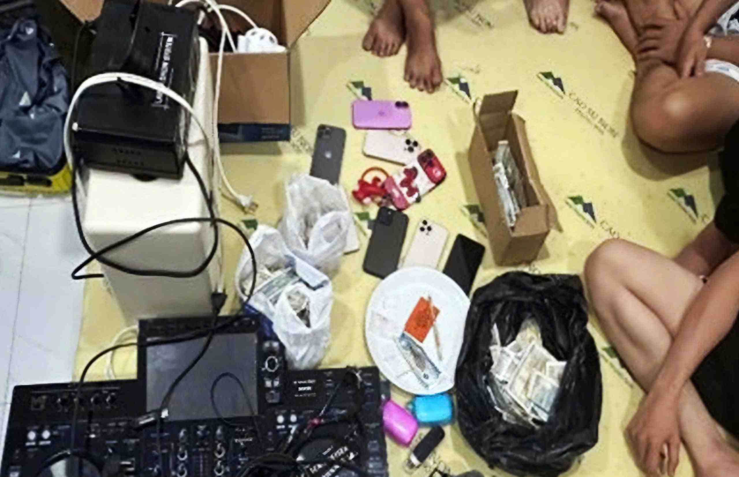 Tang vật do các đối tượng sử dụng mở tiệc ma túy. Ảnh: Công an cung cấp 