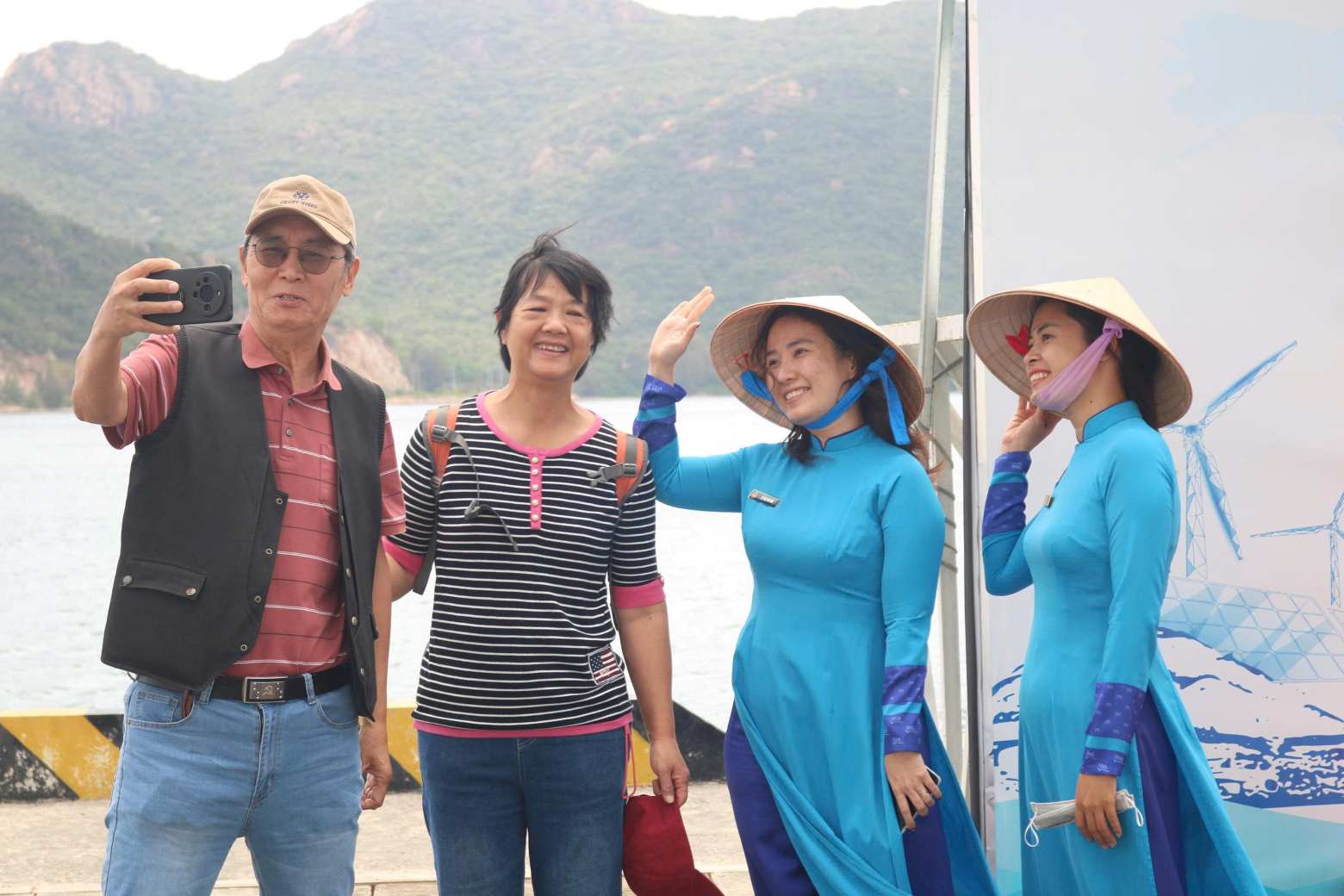 Du lịch Khánh Hòa khởi sắc với nhiều hoạt động thu hút du khách quốc tế đến thăm quan. Ảnh: Nguyễn Phát