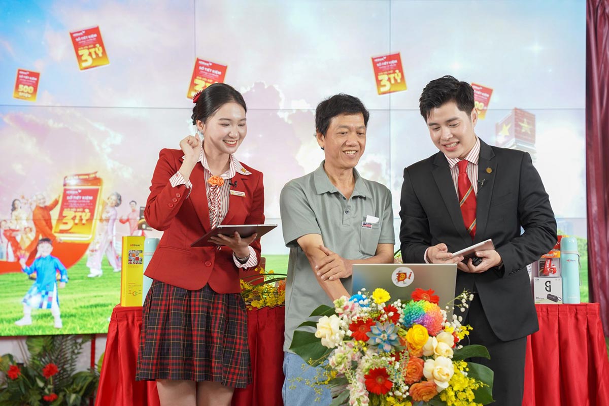 Khách hàng hào hứng đến tham gia lễ quay số công khai của HDBank. Ảnh: HDBank