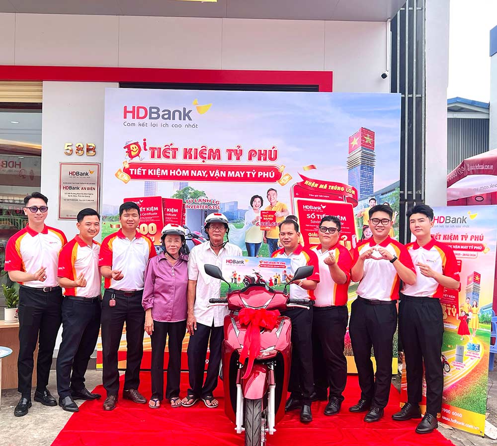Trước đó, trong 3 kỳ quay số đầu tiên, đã có 3 khách hàng trúng thưởng xe SH150i. Ảnh: HDBank