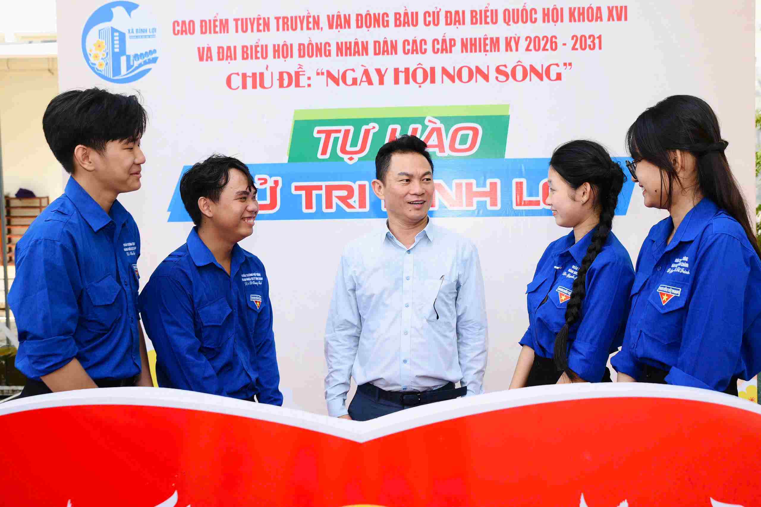 TS Nguyễn Vinh Huy trao đổi cùng đoàn viên, thanh niên tại Lễ phát động cao điểm tuyên truyền, vận động bầu cử đại biểu Quốc hội khóa XVI và đại biểu HĐND các cấp nhiệm kỳ 2026-2031. Ảnh: Nhân vật cung cấp