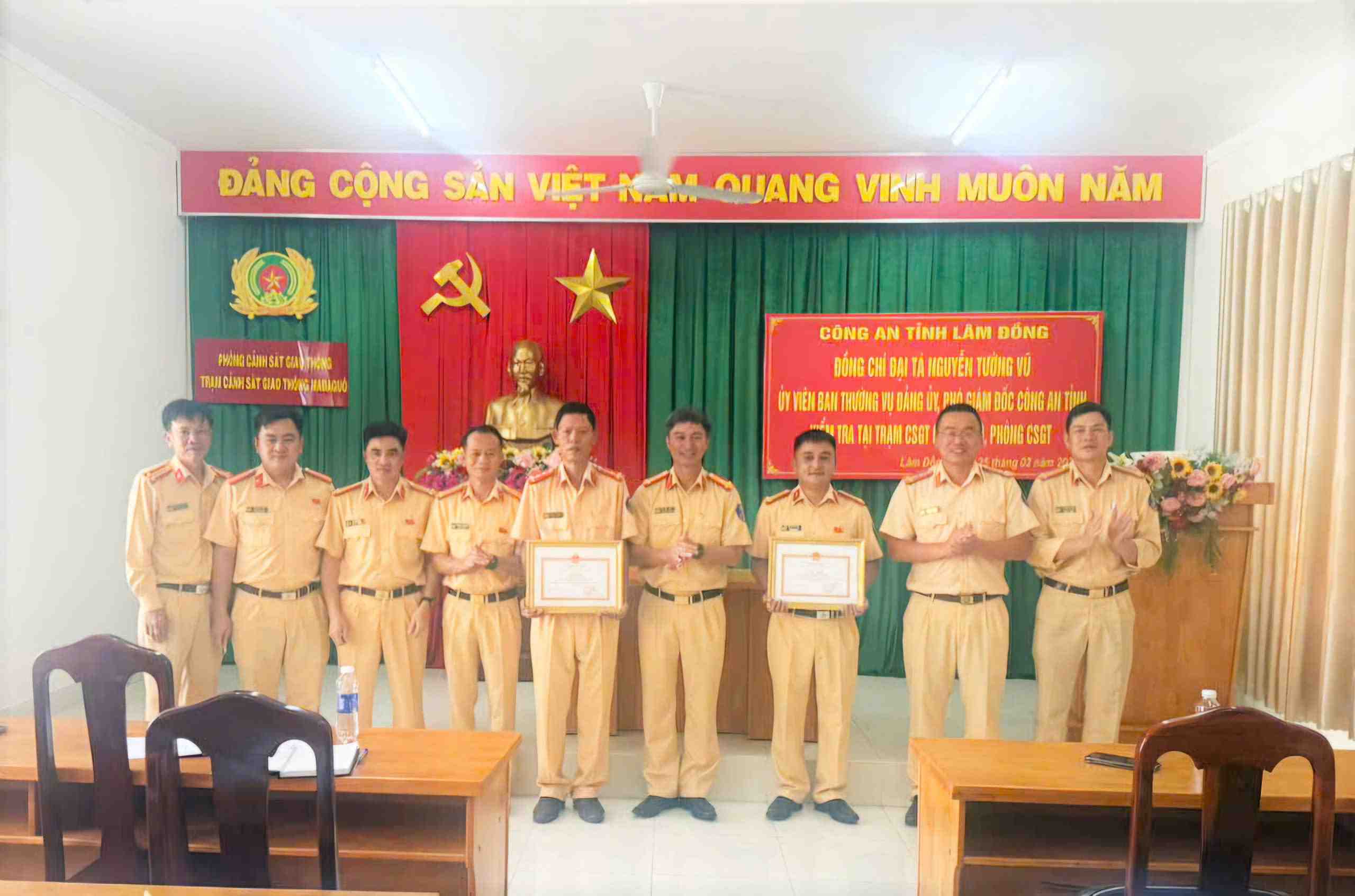 表彰を受ける2人の交通警察官。写真:フック・カイン