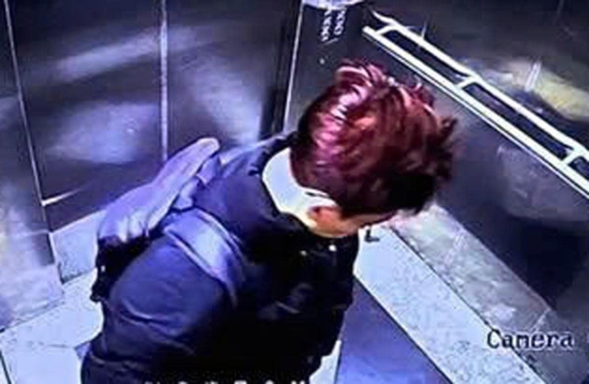 La cámara grabó imágenes del joven entrando en el ascensor antes de caer al suelo y morir. Foto: Captura de cámara
