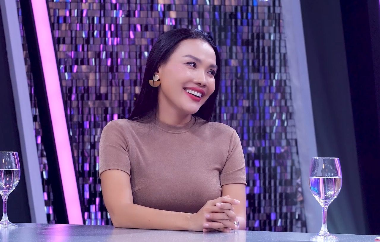 MC Ngo Phuong Quynh and artists, psychologists discuss borrowing gold in the program "Sisters Untangling". Photo: Jet Unit.