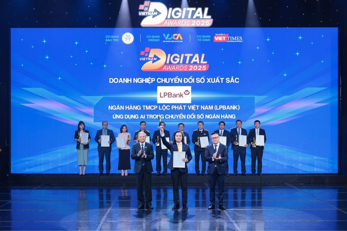LPBank được vinh danh “Doanh nghiệp chuyển đổi số xuất sắc“. Ảnh: LPBank