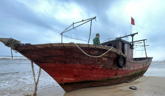 Le bateau en bois a dérivé jusqu'au rivage. Photo: Garde-frontières de Cửa Tùng