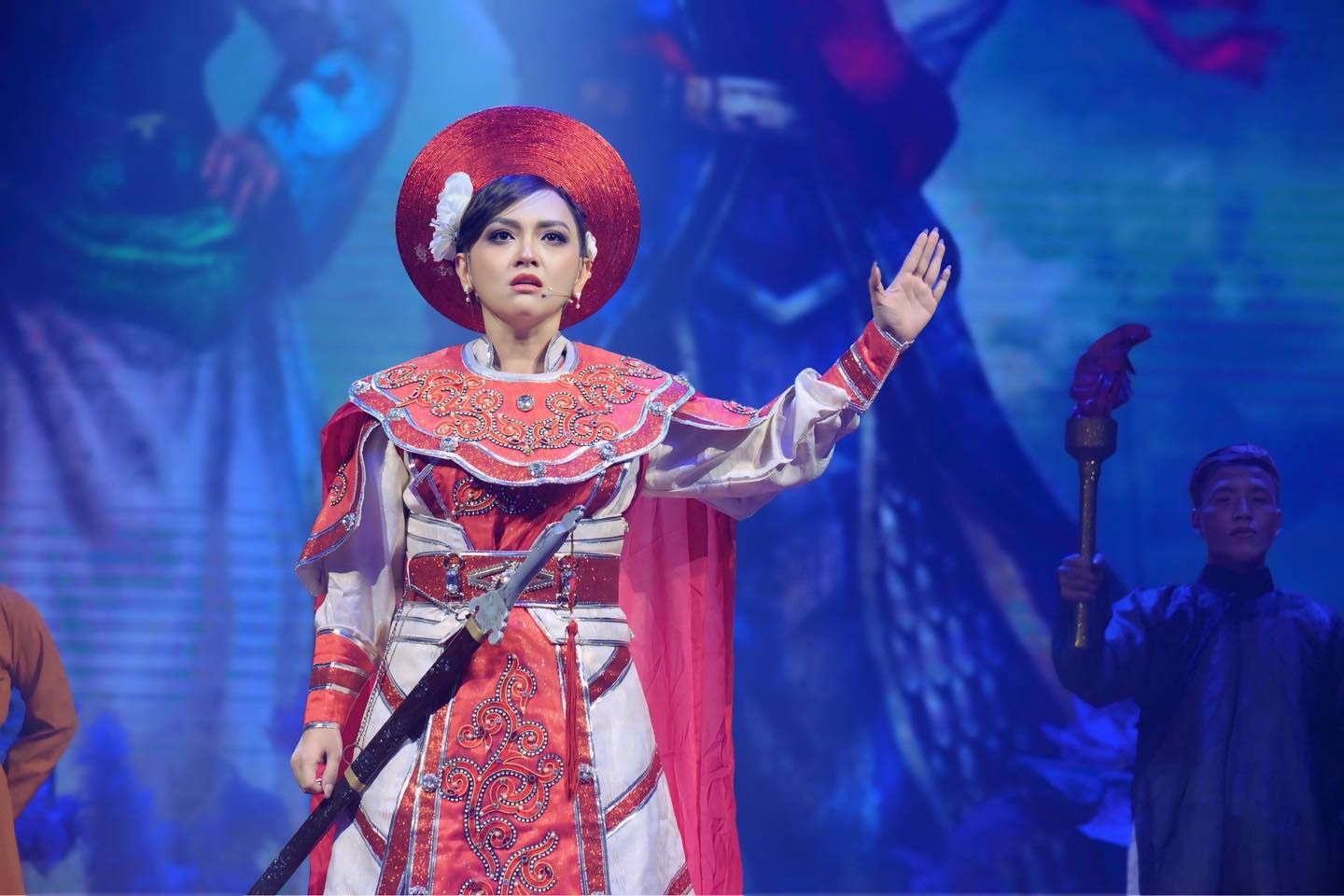 The granddaughter of the late Meritorious Artist Vu Linh - Thuy Dung playing the role of Trung Trac was reacted to by the audience. Photo: Tu Tinh Phuong Nam.