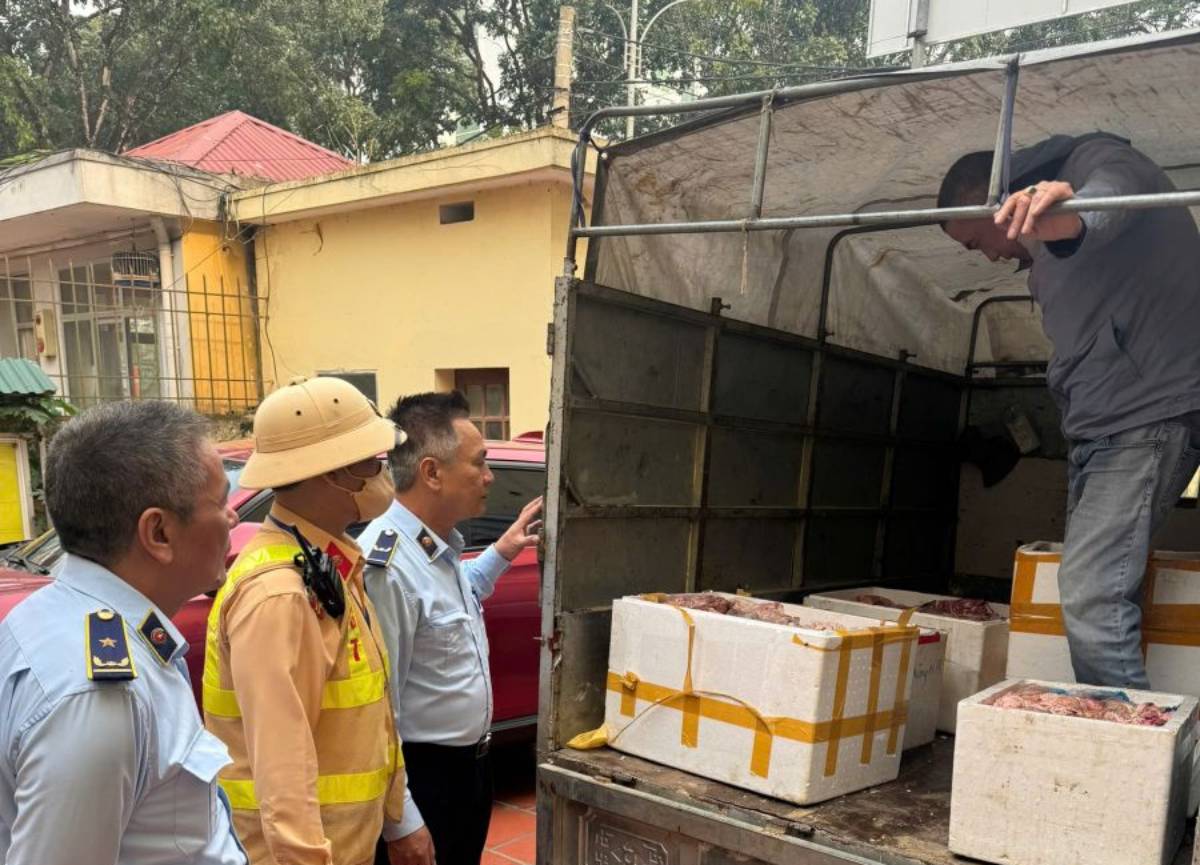 Tam Diep Traffic Police Station, Traffic Police Department inspects and discovers a case of transporting 155 kg of animal organs of unknown origin. Photo: Ninh Binh Provincial Police