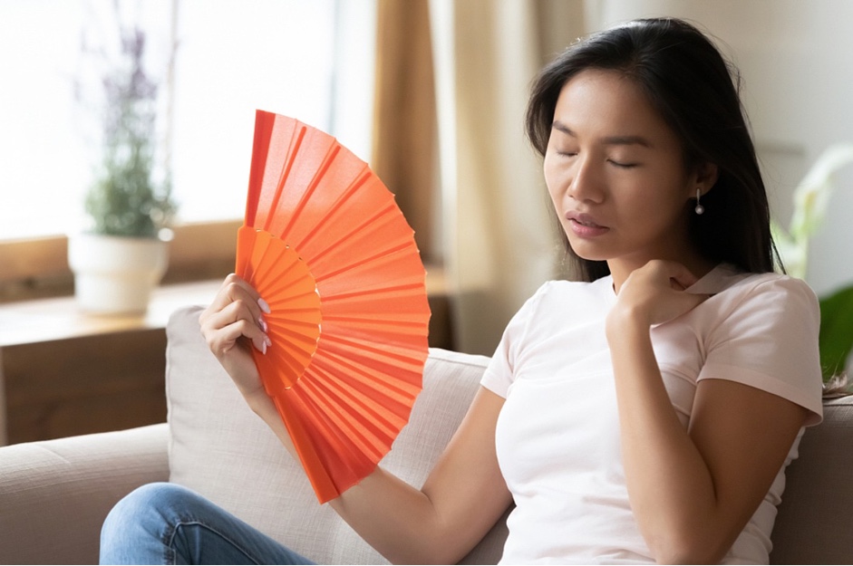 Bốc hỏa là một trong những hậu quả của rối loạn nội tiết tố nữ khi chị em bước vào giai đoạn tiền mãn kinh và mãn kinh. Ảnh: Facebook