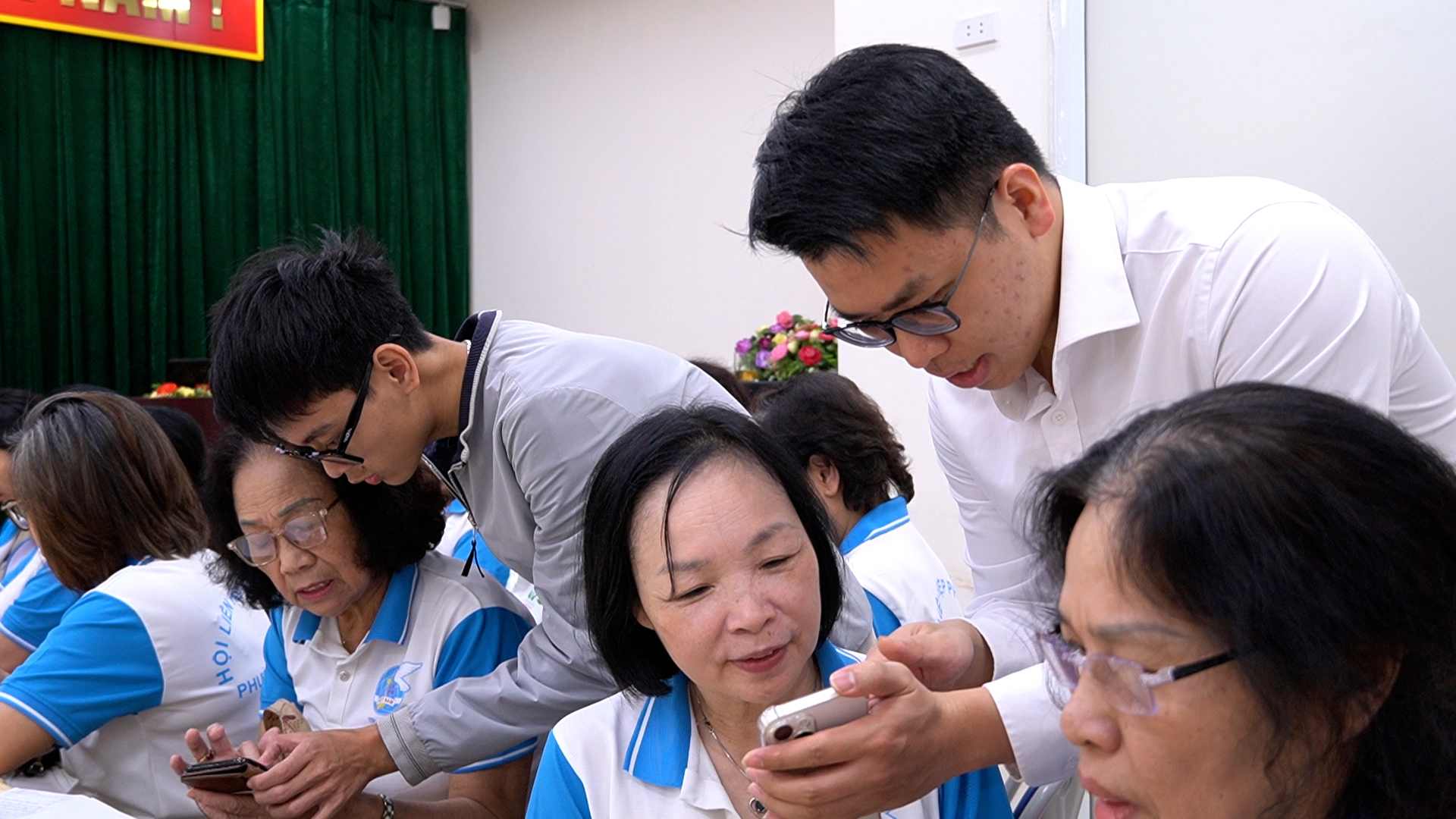 Un cours technologique unique aide les personnes âgées à en savoir plus sur les élections à Hanoï.