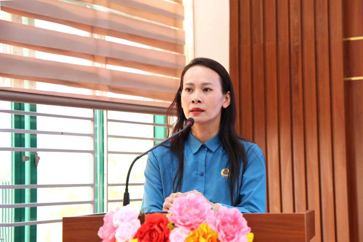 Bà Lê Thị Nết - Phó Chủ tịch Ủy ban MTTQ, Chủ tịch Công đoàn đặc khu Vân Đồn chủ trì hội nghị tuyên truyền. Ảnh: Đoàn Hưng