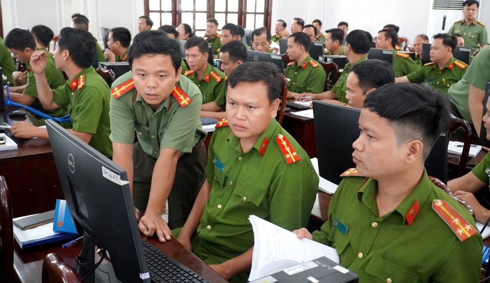 The Ministry of Public Security upgrades criminal investigation software to serve the entire investigation process. In the photo, officers of the Staff Department, Tay Ninh Provincial Police directly guide commune-level police to use basic police professional software and criminal investigation software on computers. Photo: Tay Ninh Provincial Police