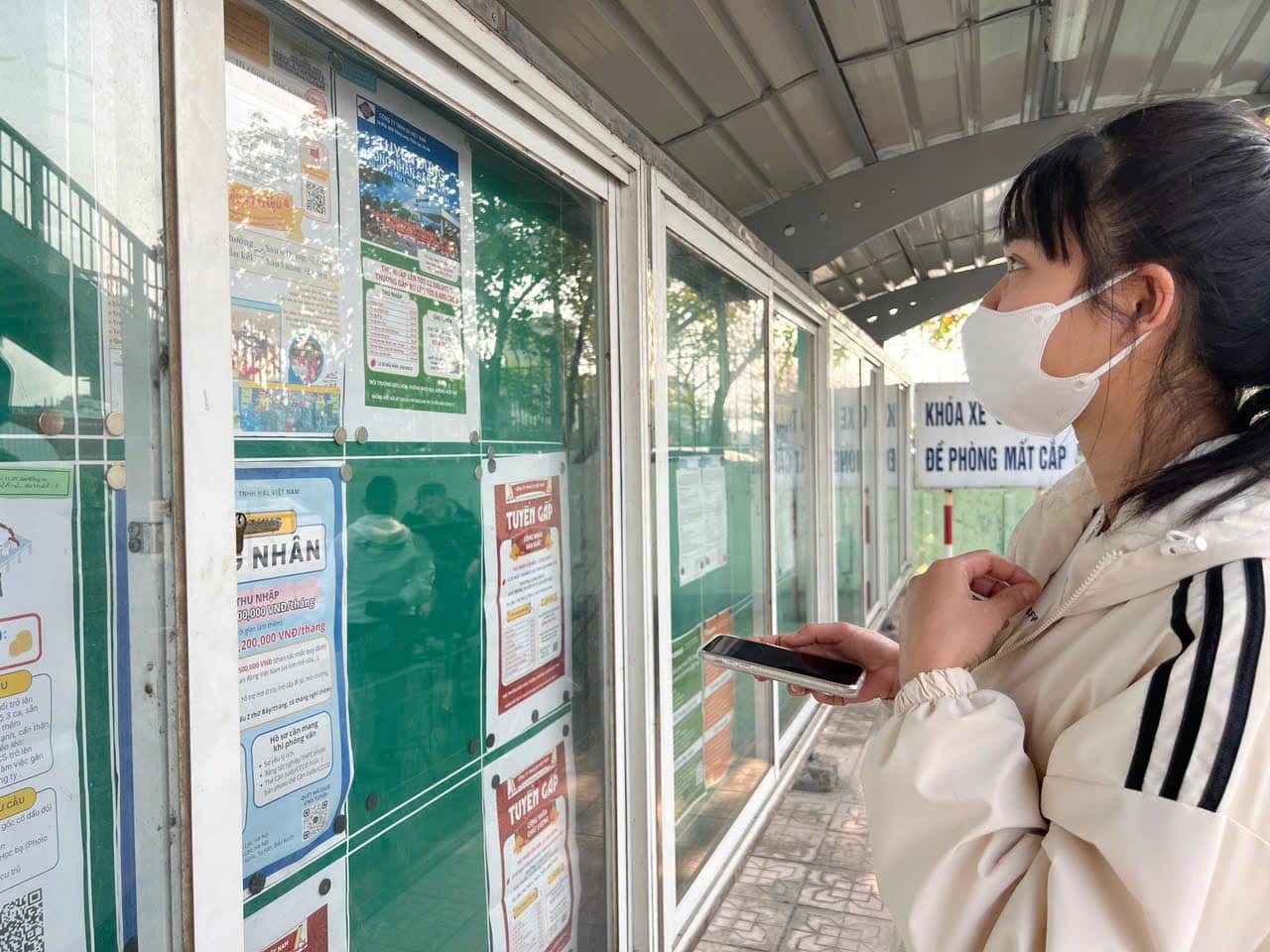 Chị Phương cân nhắc tìm công ty phù hợp. Ảnh: Minh Hương.