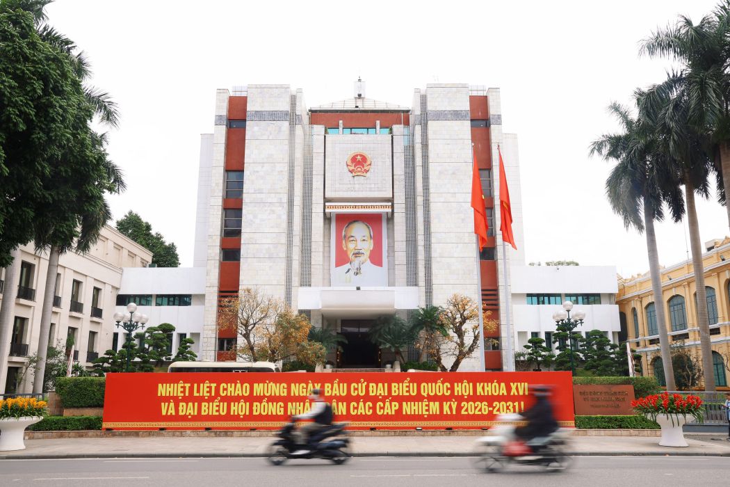 Slogans welcoming the election of National Assembly deputies of the 16th term and People's Council deputies at all levels for the 2026 - 2031 term in front of the Hanoi City People's Committee headquarters. Photo: Viet Anh