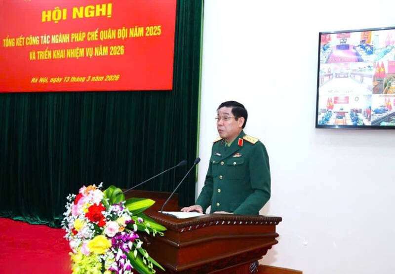 The Legal Department of the Army advises on building and perfecting laws on local governments at 2 levels and adjusting the organizational structure of the Army. In the photo is Senior Lieutenant General Nguyen Van Gau - Member of the Party Central Committee, Deputy Minister of National Defense speaking at the conference. Photo: Ministry of National Defense