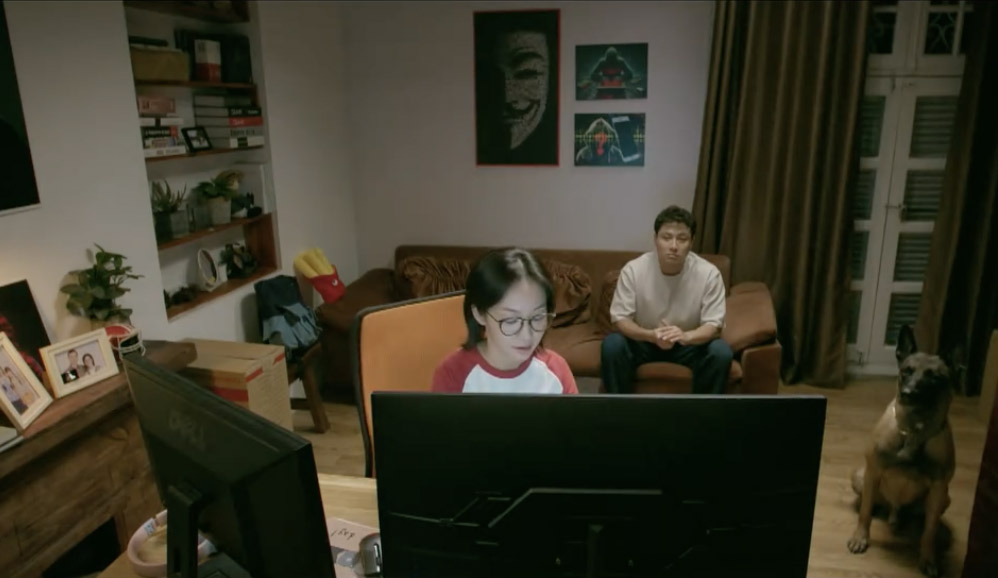 Chi và Thành tìm thông tin để giải cứu Chiến. Ảnh: VFC. 