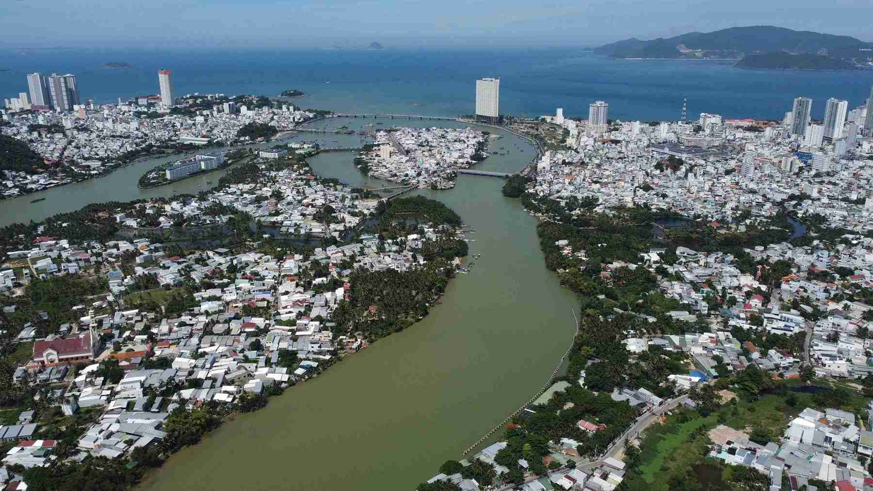 The inspection agency in Khanh Hoa will randomly draw lots to verify assets and income of officials at 22 agencies. Photo: Huu Long