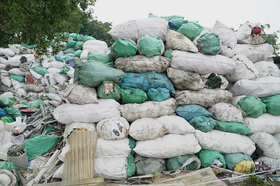 Những núi thác thải nhựa gây ô nhiễm môi trường và tiềm ẩn nguy cơ cháy nổ. Ảnh: Viên Nguyễn