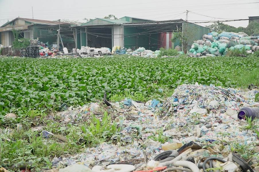 Rác thải nhựa trở thành nỗi ám ảnh của nhiều hộ dân ở thôn Xà Cầu. Ảnh: Viên Nguyễn