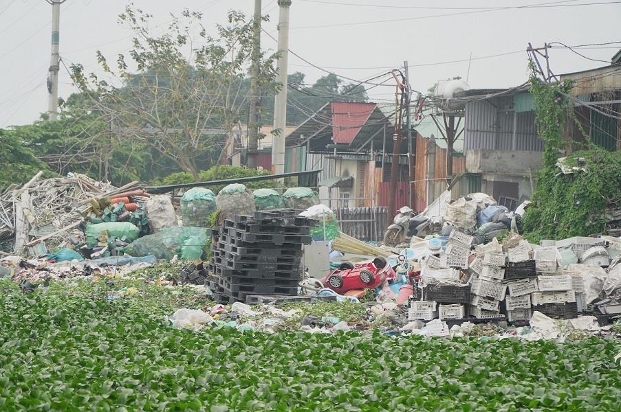 Rác thải nhựa tràn ra ruộng, ngấm vào nguồn nước, tiềm ẩn nguy cơ ô nhiễm môi trường kéo dài. Ảnh: Viên Nguyễn