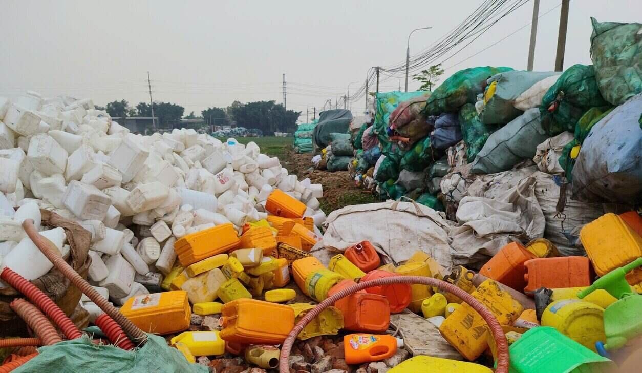 Les déchets plastiques sont déversés partout par les habitants du village de Xà Cầu, commune d'Ứng Thiên, ville de Hanoï. Photo: Viên Nguyễn
