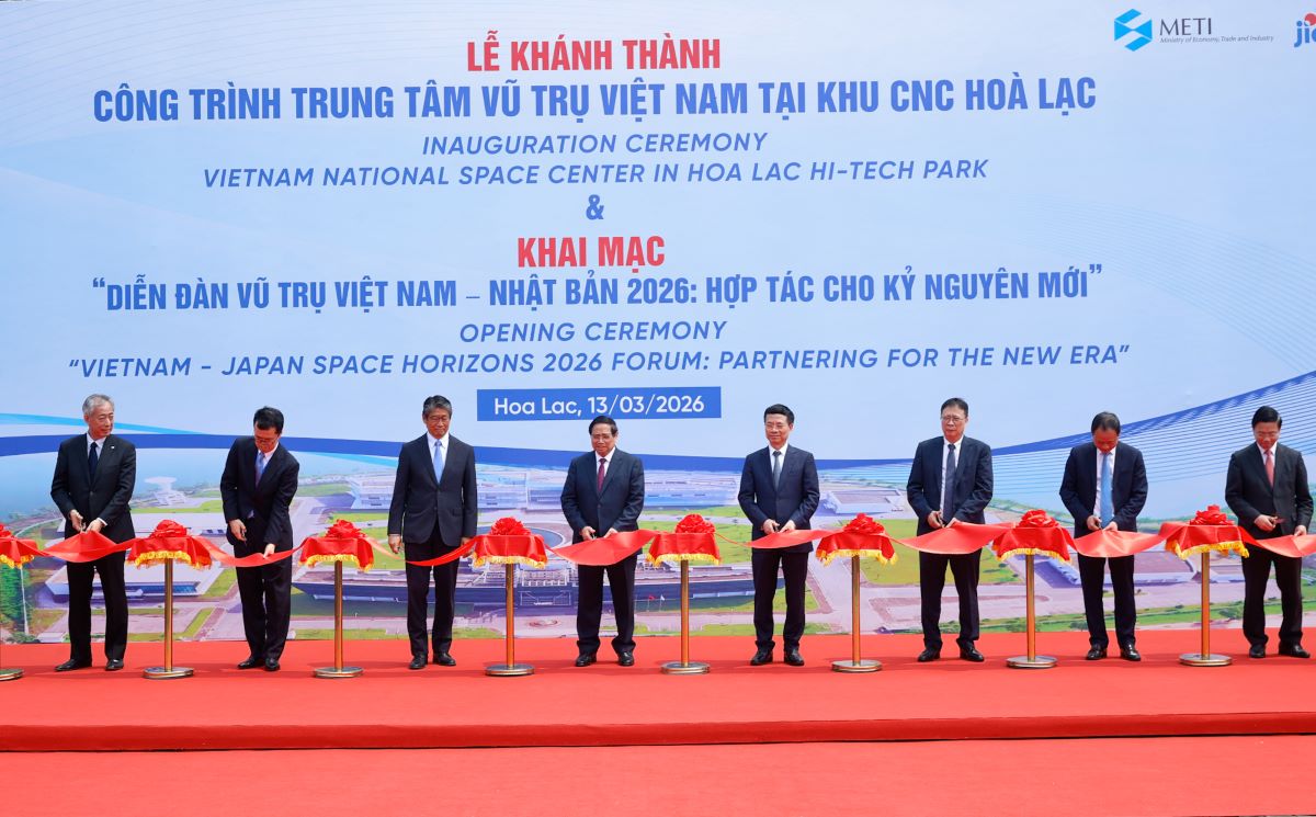 Prime Minister Pham Minh Chinh and delegates cut the ribbon to inaugurate the Vietnam Space Center project. Photo: VGP